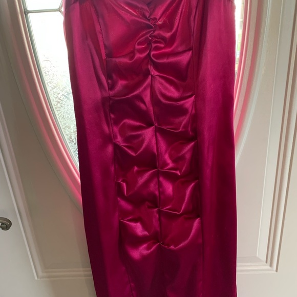 Strapless, Size 3/4 satin dress, dark pink, super adorable &  in great shape! - Picture 5 of 10